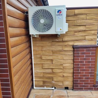 Klimatyzator Gree W Bloku Na Balkonie